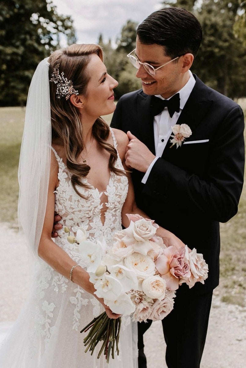 Charming A Line V Neck Tulle Wedding Dresses with Appliques