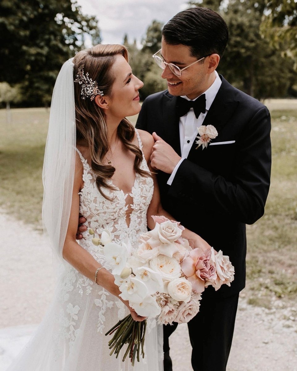 Charming A Line V Neck Tulle Wedding Dresses with Appliques