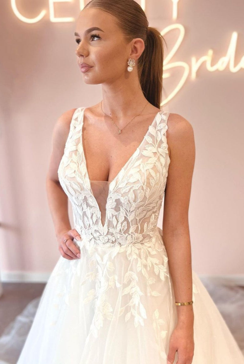 Elegant A Line V Neck Tulle Wedding Dresses with Appliques