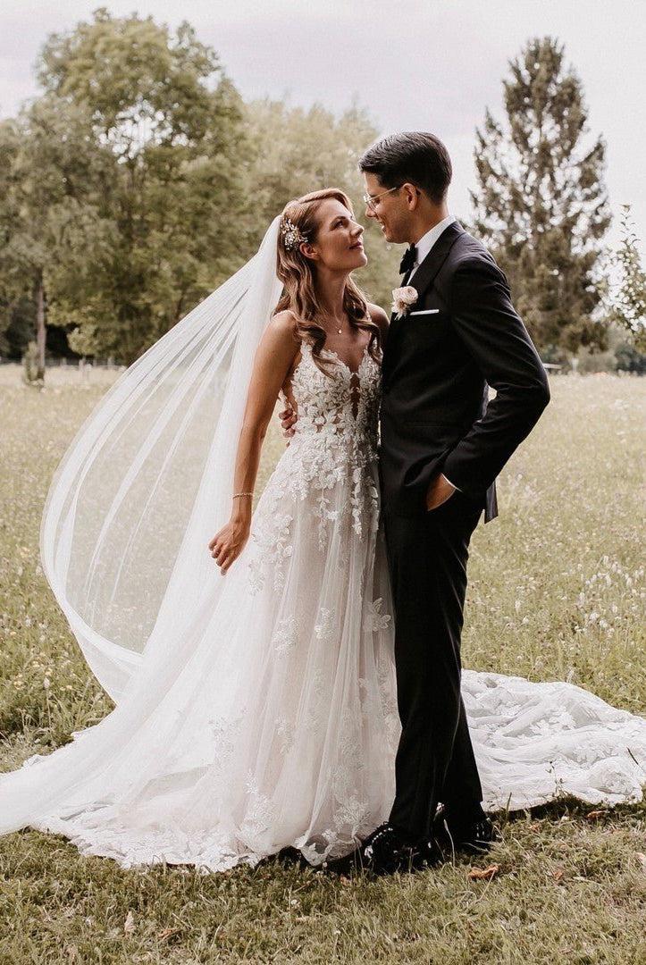 Charming A Line V Neck Tulle Wedding Dresses with Appliques