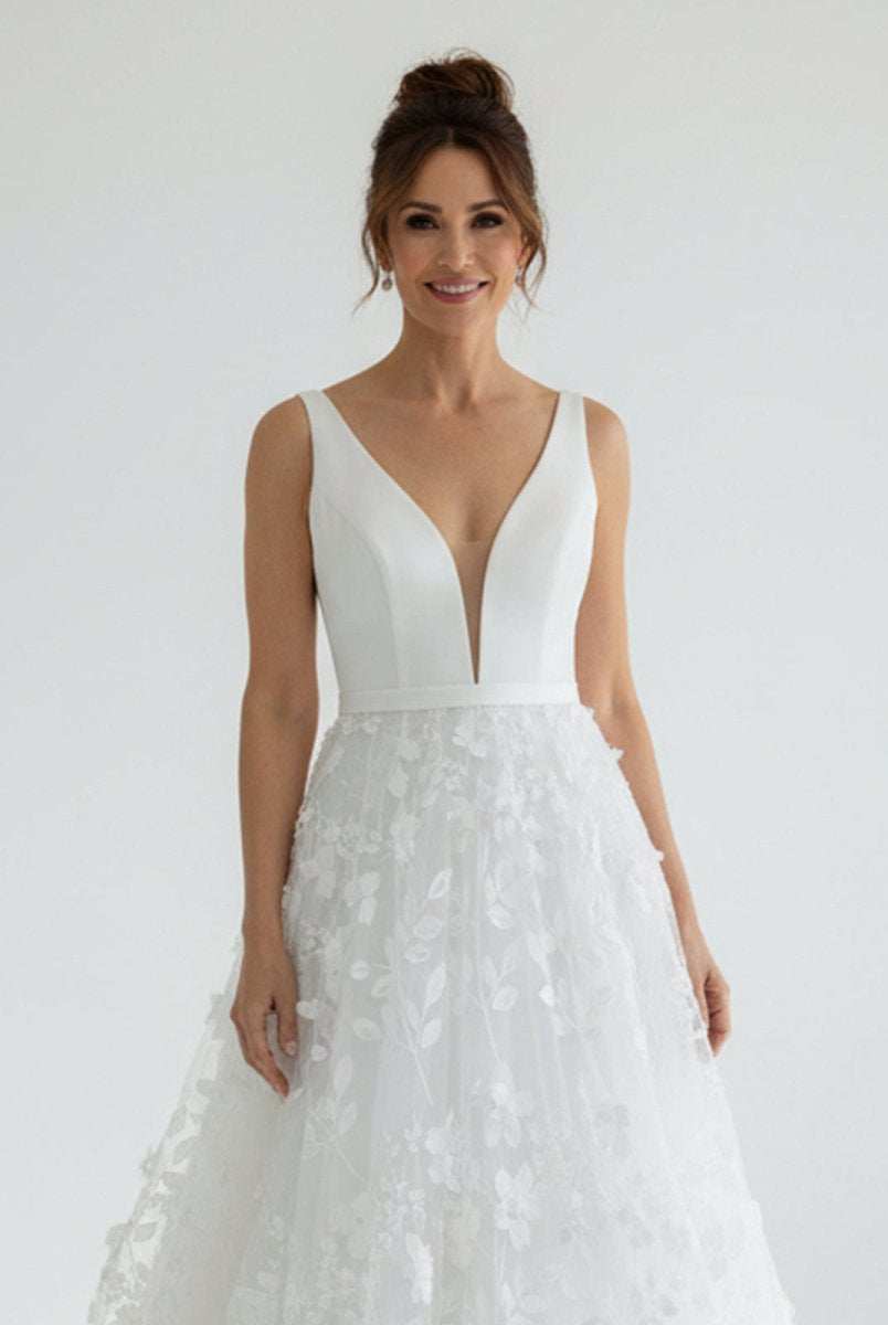 A Line White Tulle Lace Sleeveless Flowers Wedding Dresses - KissProm