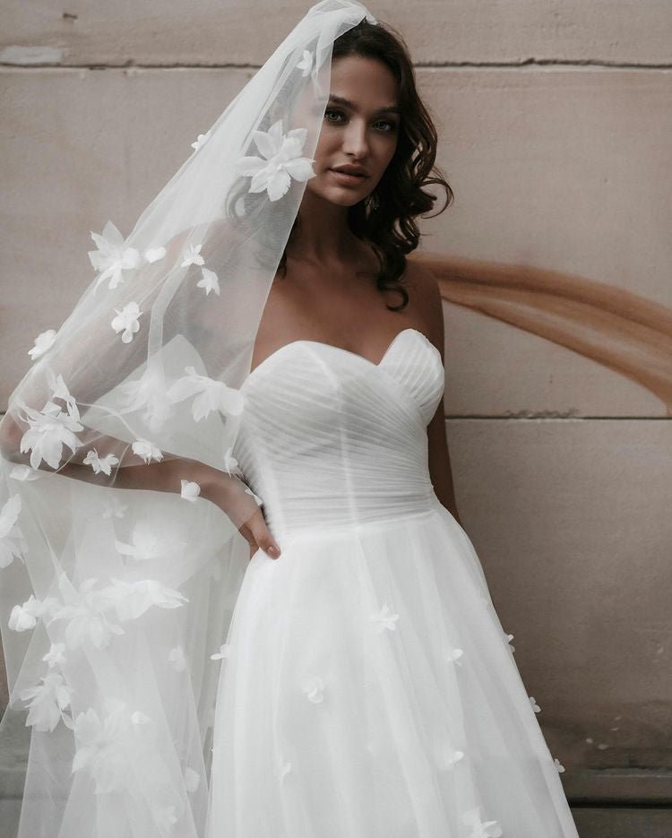Romantic A-line Sweetheart Sleeveless White Tulle Modest Floral Wedding Dress