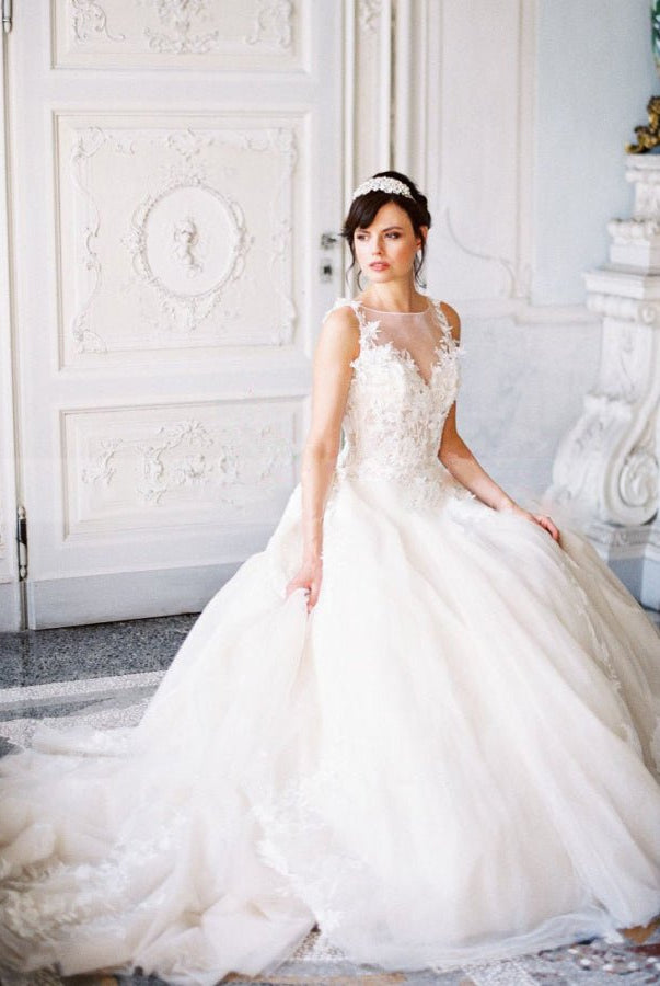 A-line Tulle Lace Appliques Princess Covered-Button Wedding Gown