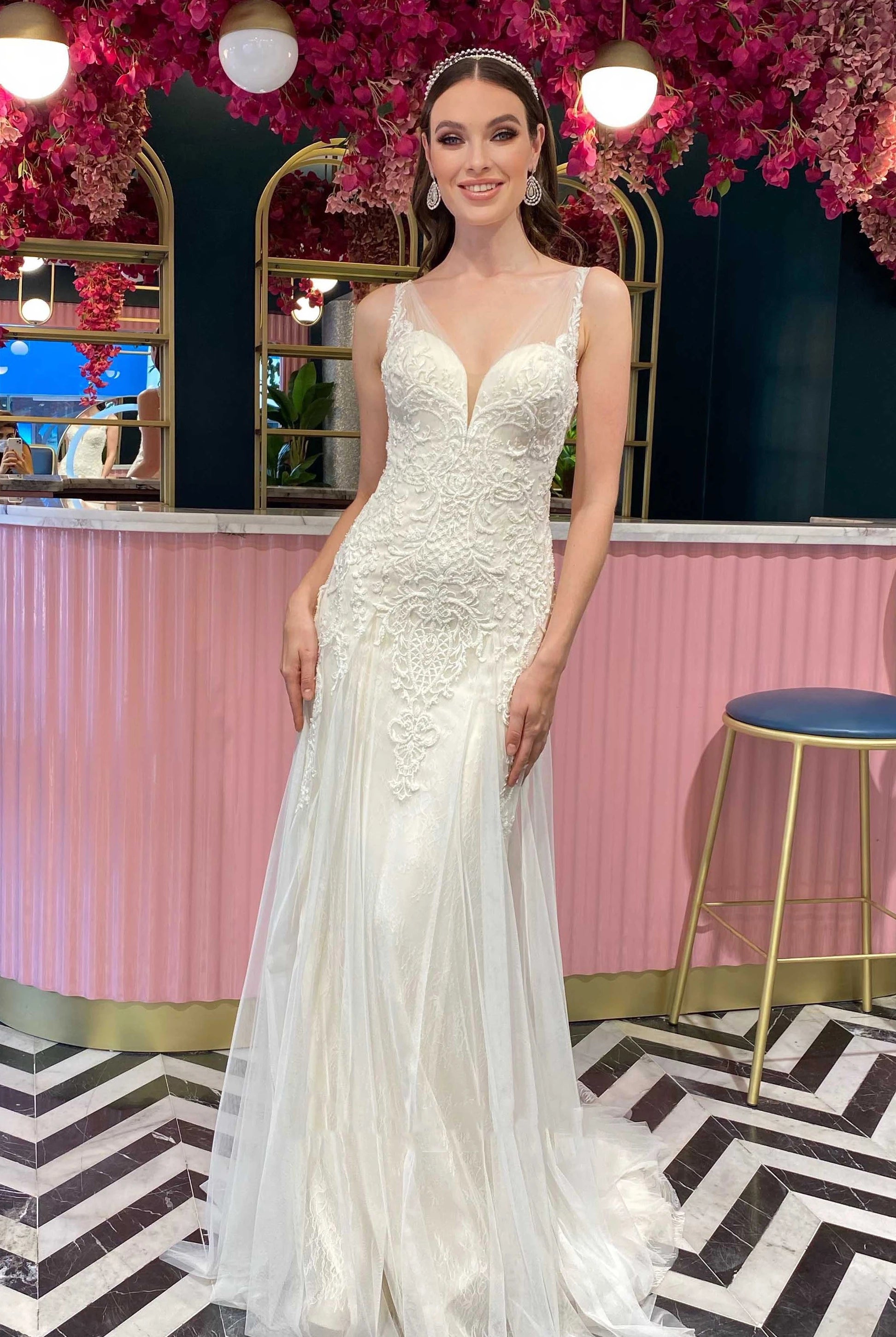 Bohemian Mermaid Lace Tulle V-neck Sleeveless Wedding Dress With Appliques and Pleats