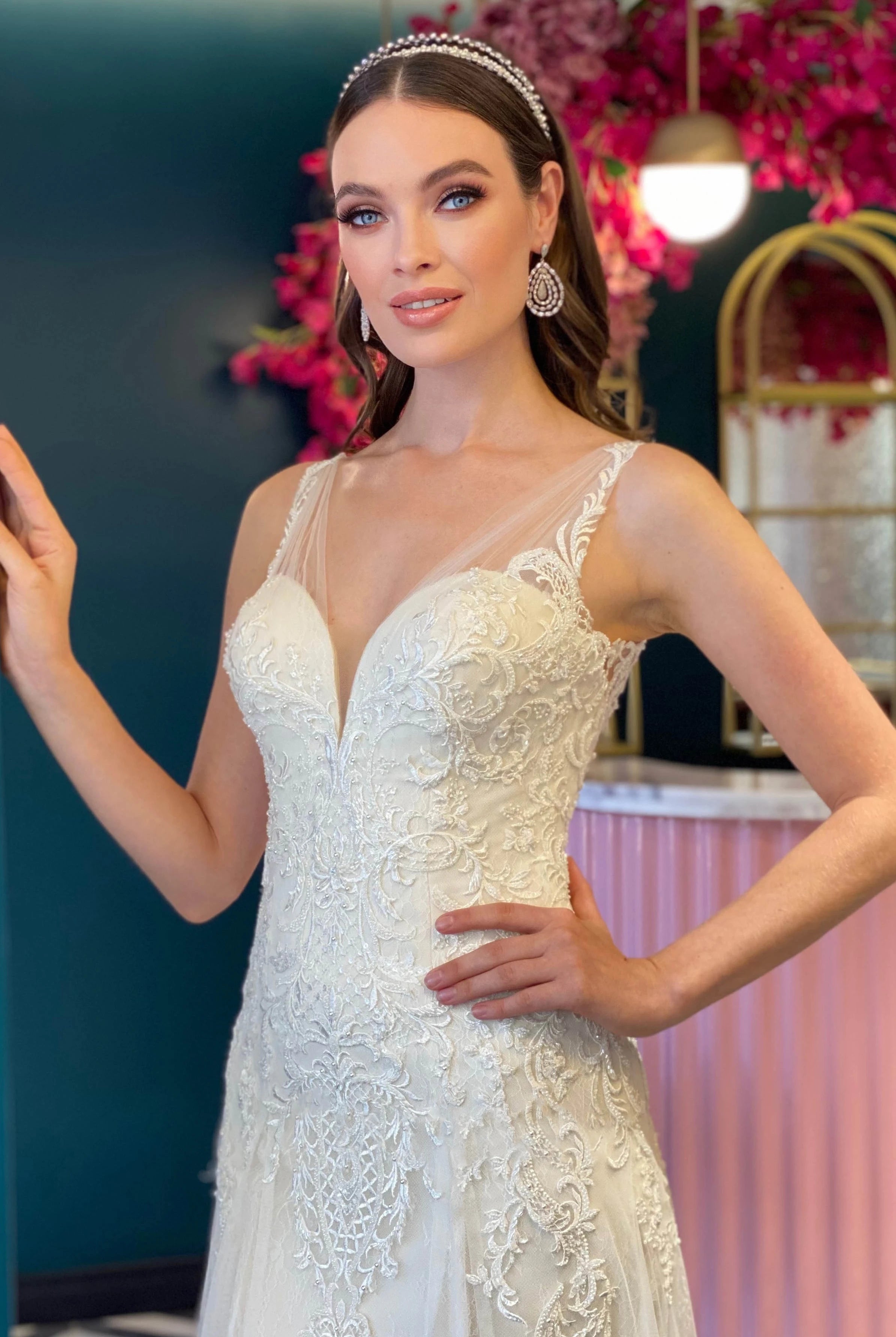 Bohemian Mermaid Lace Tulle V-neck Sleeveless Wedding Dress With Appliques and Pleats