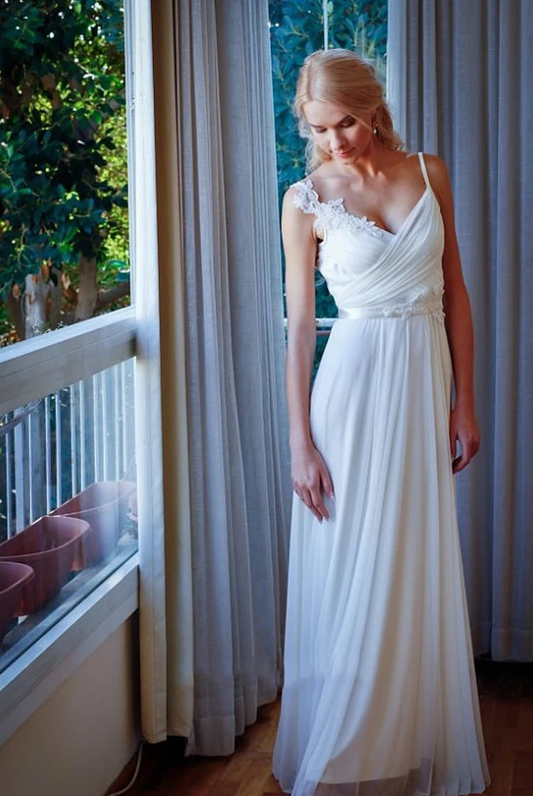 Chiffon Sleeveless Lace Appliques Backless Wedding Dress with Sash