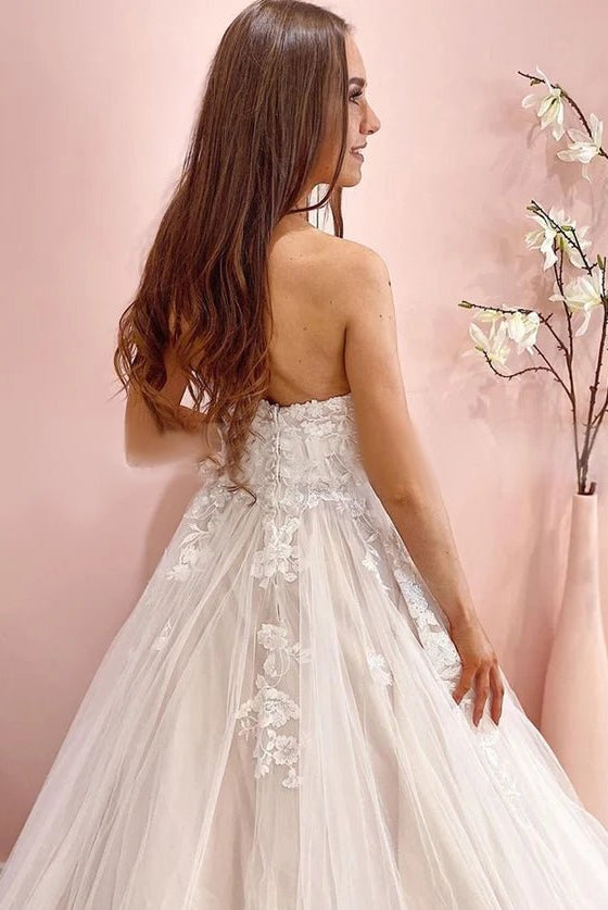 Classic Sweetheart A-line Sleeveless Appliqued Tulle Wedding Dress