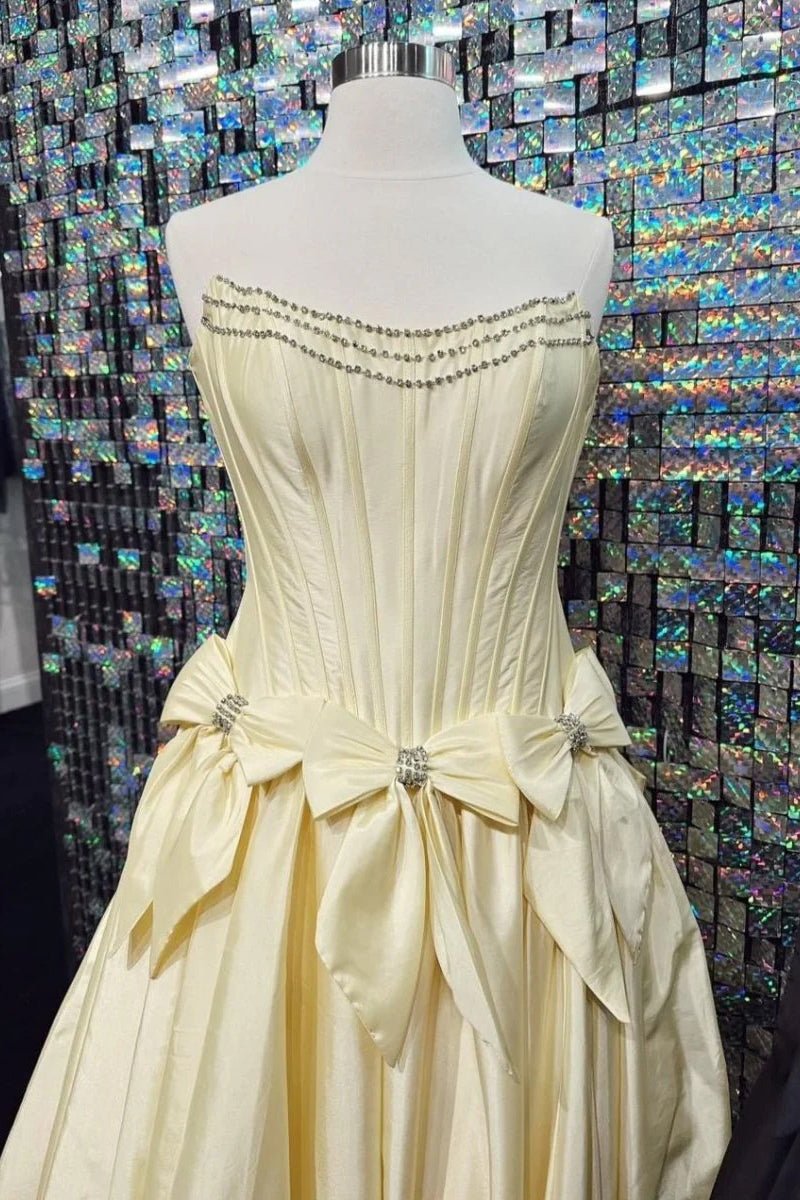 Cristal | A - Line Black Scoop Neck Satin Long Prom Dresses with Bow Knots - KissProm