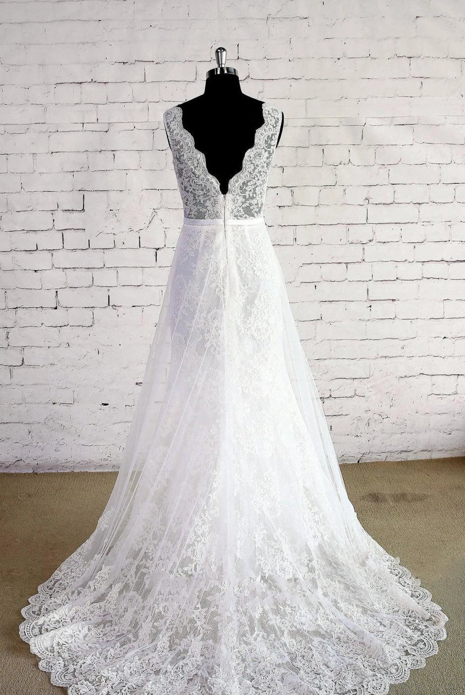 V-Neck Sleeveless Lace Appliques A-Line Sweep Train Zipper Wedding Dress