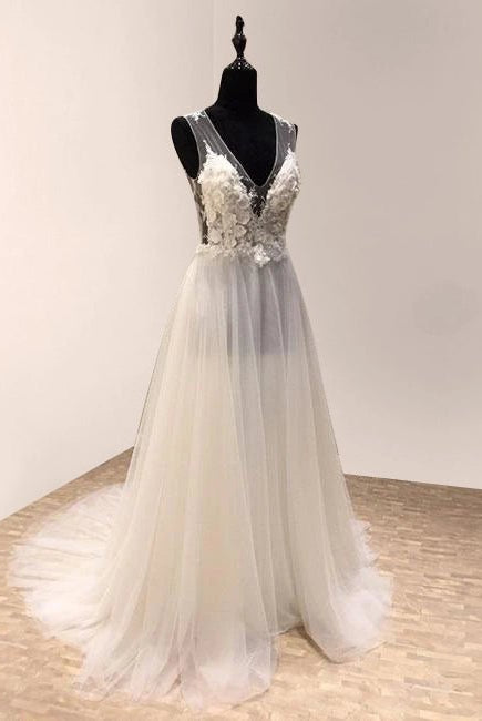 Impressive V-neck Sleeveless Sweep Train Tulle Wedding Dress with Appliques