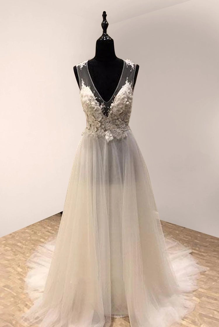 Impressive V-neck Sleeveless Sweep Train Tulle Wedding Dress with Appliques