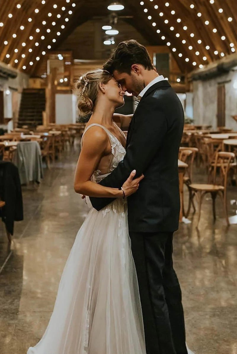 Marvelous V-neck A-Line Wedding Dress Tulle Appliques Rustic Wedding Dress