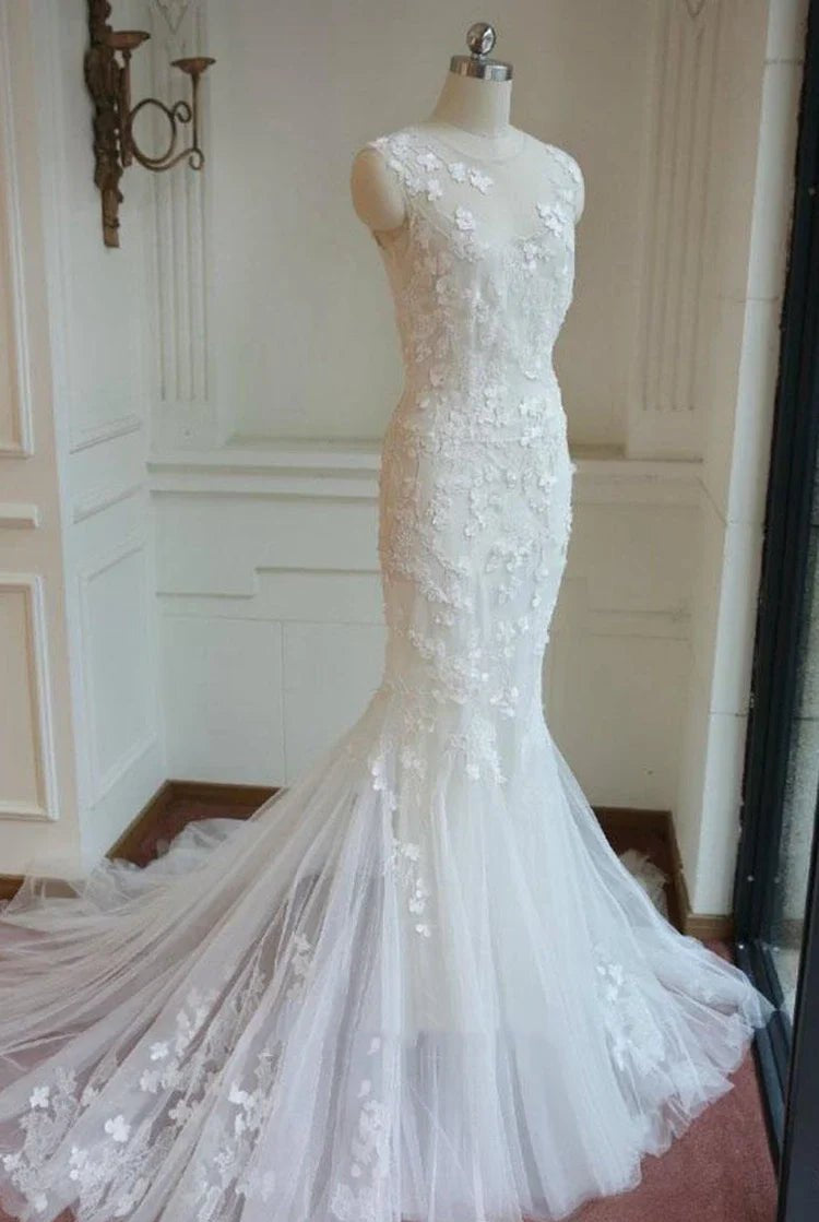 Mermaid Sleeveless Lace Appliques Covered-Button Tulle Wedding Dress
