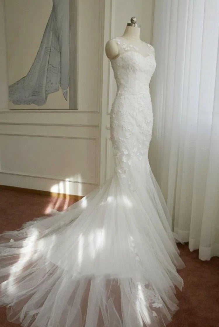 Mermaid Sleeveless Lace Appliques Covered-Button Tulle Wedding Dress