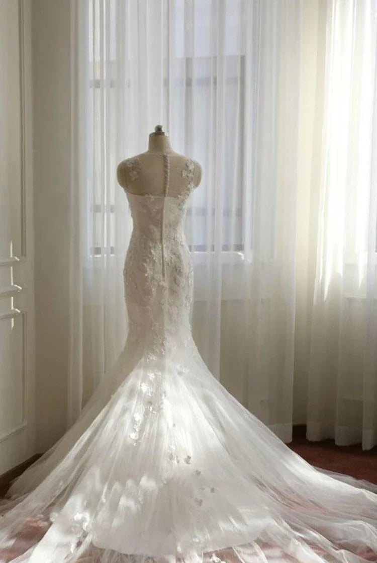 Mermaid Sleeveless Lace Appliques Covered-Button Tulle Wedding Dress