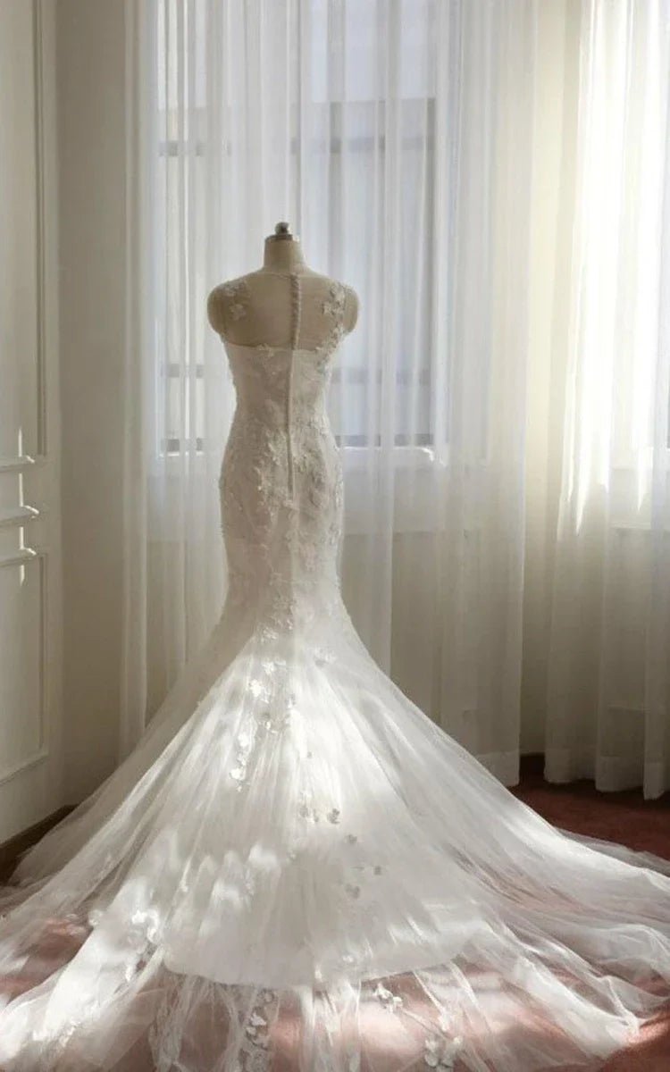 Mermaid Sleeveless Lace Appliques Covered-Button Tulle Wedding Dress