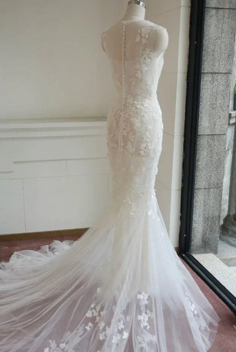 Mermaid Sleeveless Lace Appliques Covered-Button Tulle Wedding Dress