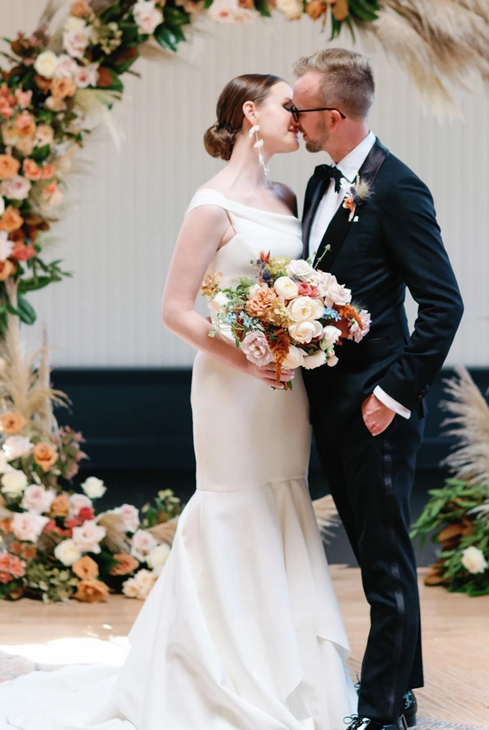 Mermaid One-shoulder Satin Sexy Wedding Dress Sleeveless With Court Train