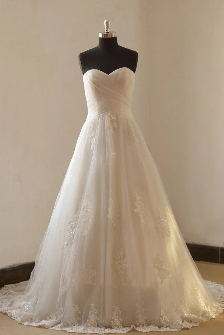Romantic A Line Lace Appliques Sweetheart Neckline Sleeveless Wedding Dress