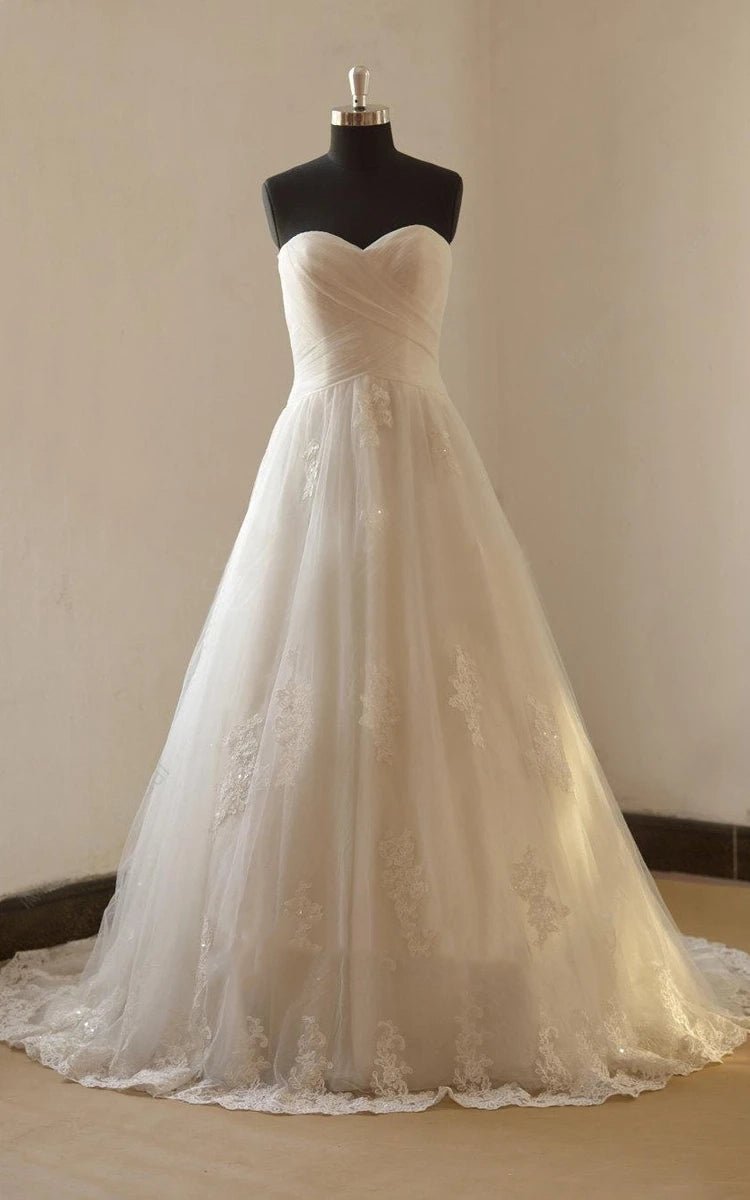 Romantic A Line Lace Appliques Sweetheart Neckline Sleeveless Wedding Dress