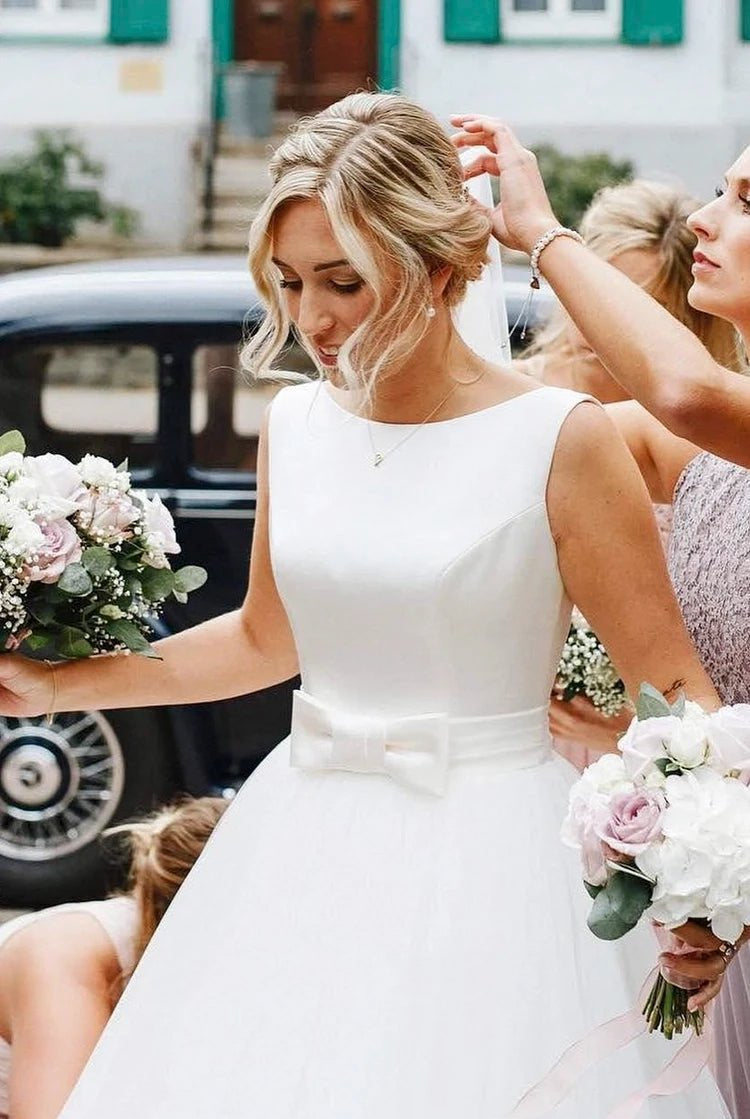 Sleeveless Deep V-back Ethereal Ballgown With Bow And Tulle Wedding Dress