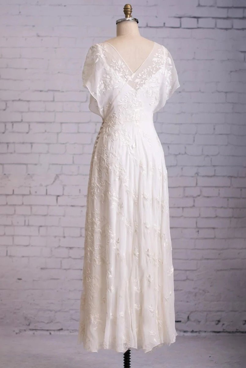 Vintage Graceful Floral V - neck V - back Side Button Decorated Lace Wedding Dress With Butterfly Sleeves - KissProm