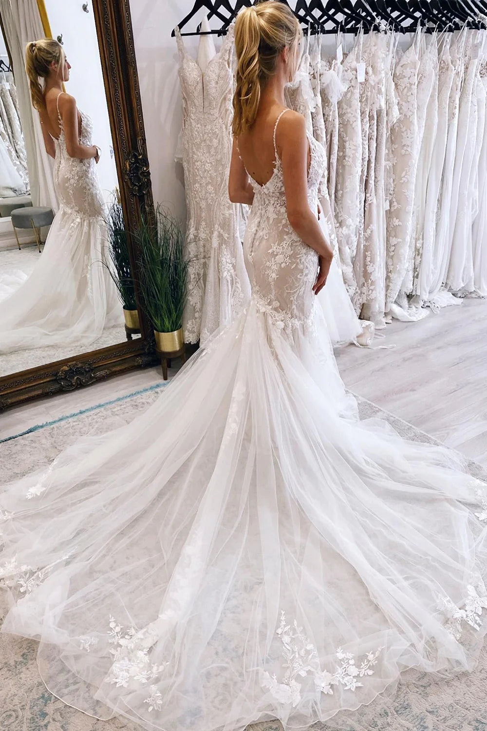 Stunning Mermaid V Neck Tulle Lace Wedding Dresses
