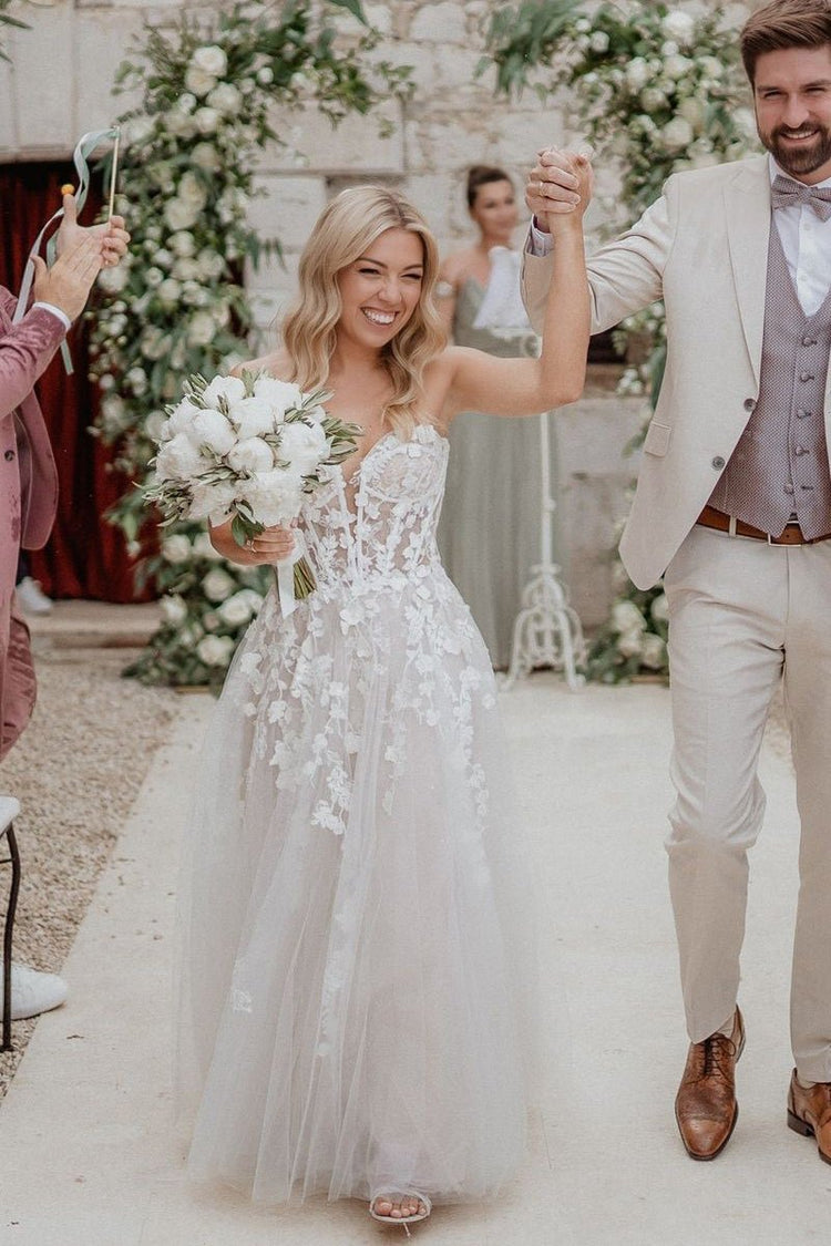 Elegant A-Line Sweetheart Tulle Wedding Dress with Delicate Lace Appliques and Train