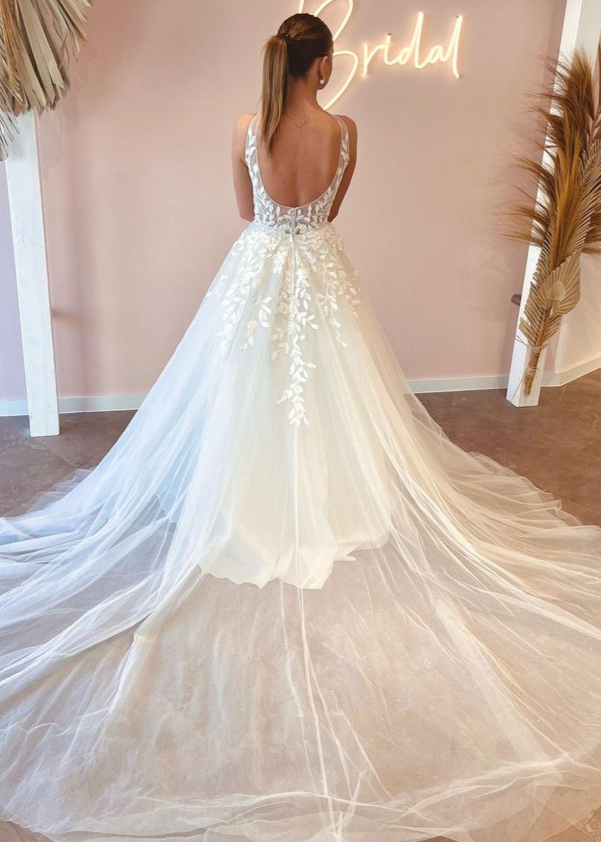 Elegant A Line V Neck Tulle Wedding Dresses with Appliques