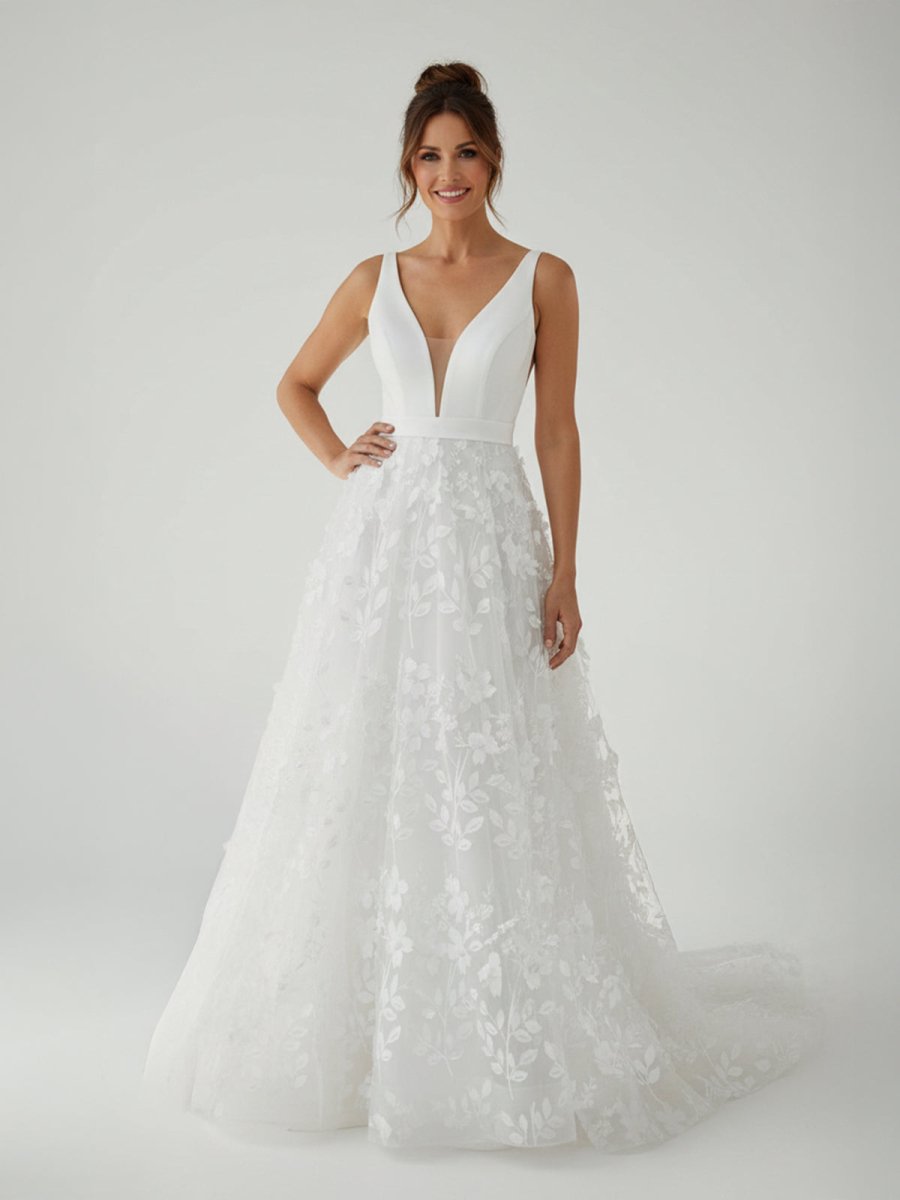 A Line White Tulle Lace Sleeveless Flowers Wedding Dresses - KissProm