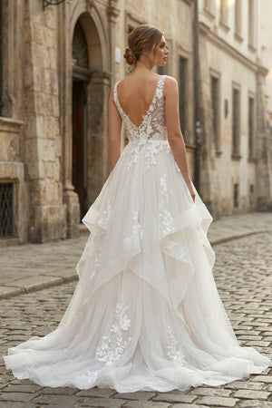 Charming A-line V-Neck Sleeveless Wedding Dress with Lace Appliques