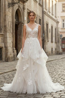 Charming A-line V-Neck Sleeveless Wedding Dress with Lace Appliques