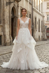 Charming A-line V-Neck Sleeveless Wedding Dress with Lace Appliques