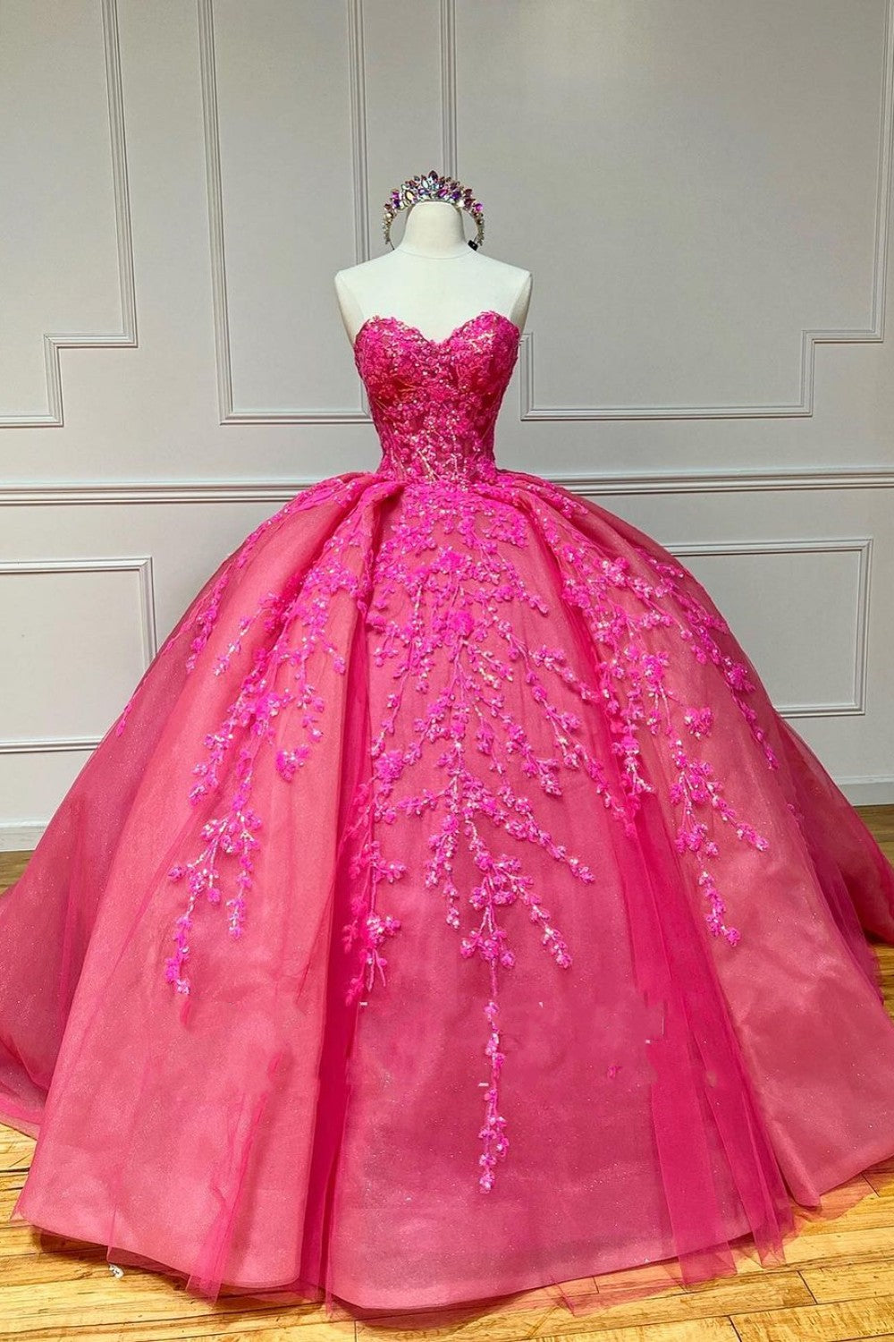 Vintage Ball Gown Sweetheart Pink Lace Appliques Tulle Long Quinceanera Dresses