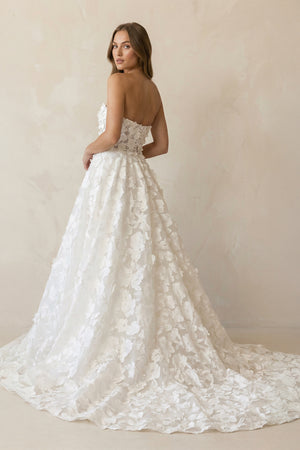 A-Line Strapless Floral Lace Wedding Dresses