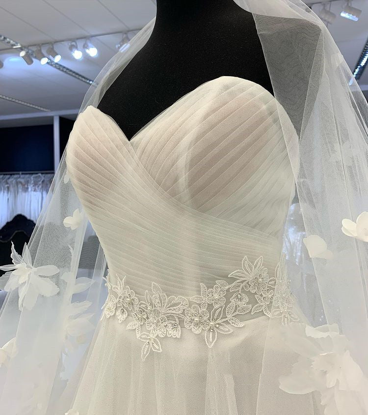 Romantic A-line Sweetheart Sleeveless White Tulle Modest Floral Wedding Dress