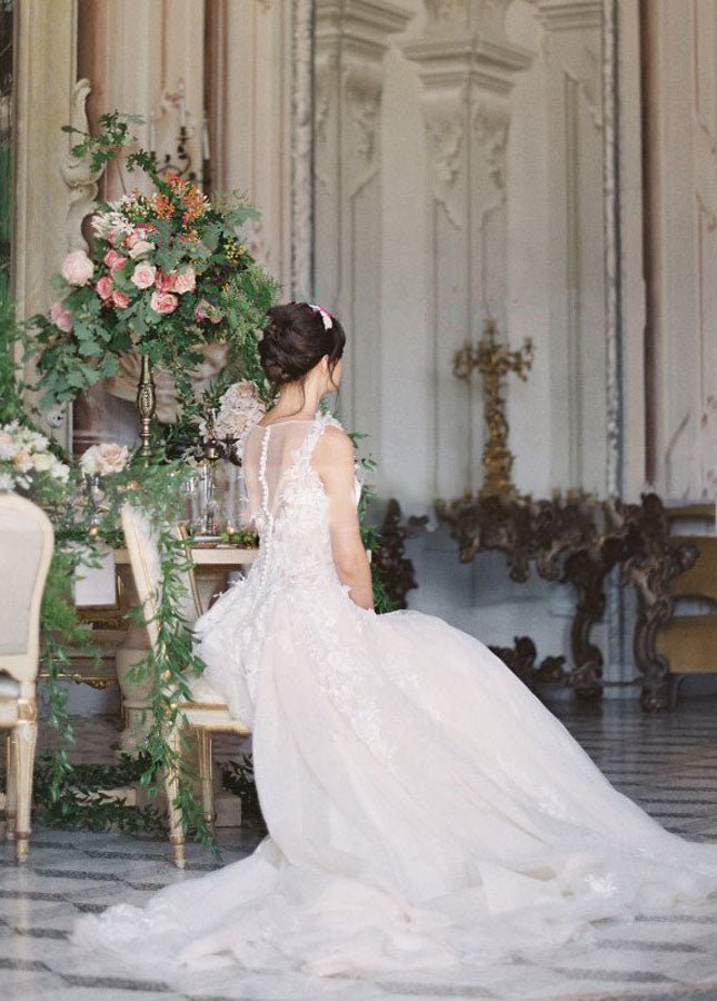 A-line Tulle Lace Appliques Princess Covered-Button Wedding Gown