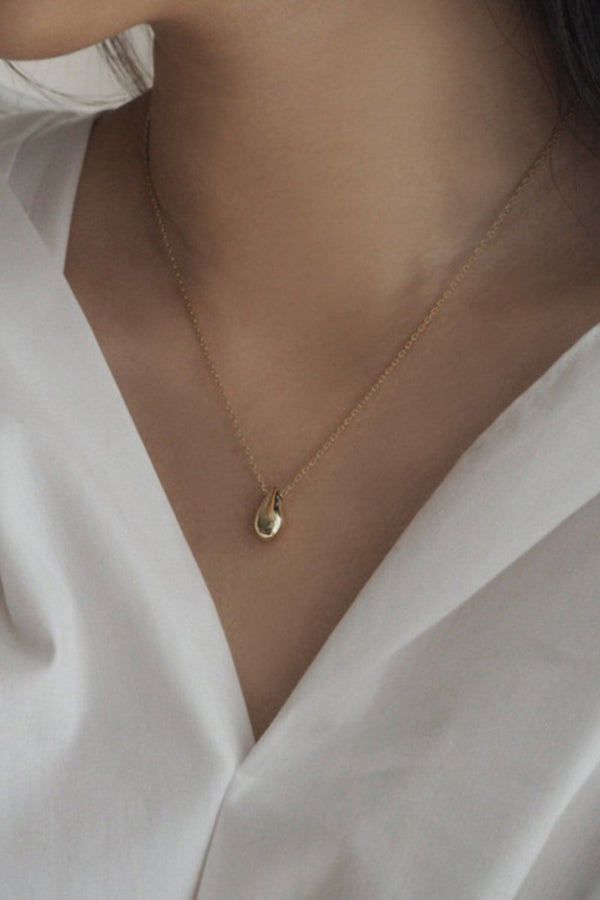 Gold Teardrop Pendant Necklace