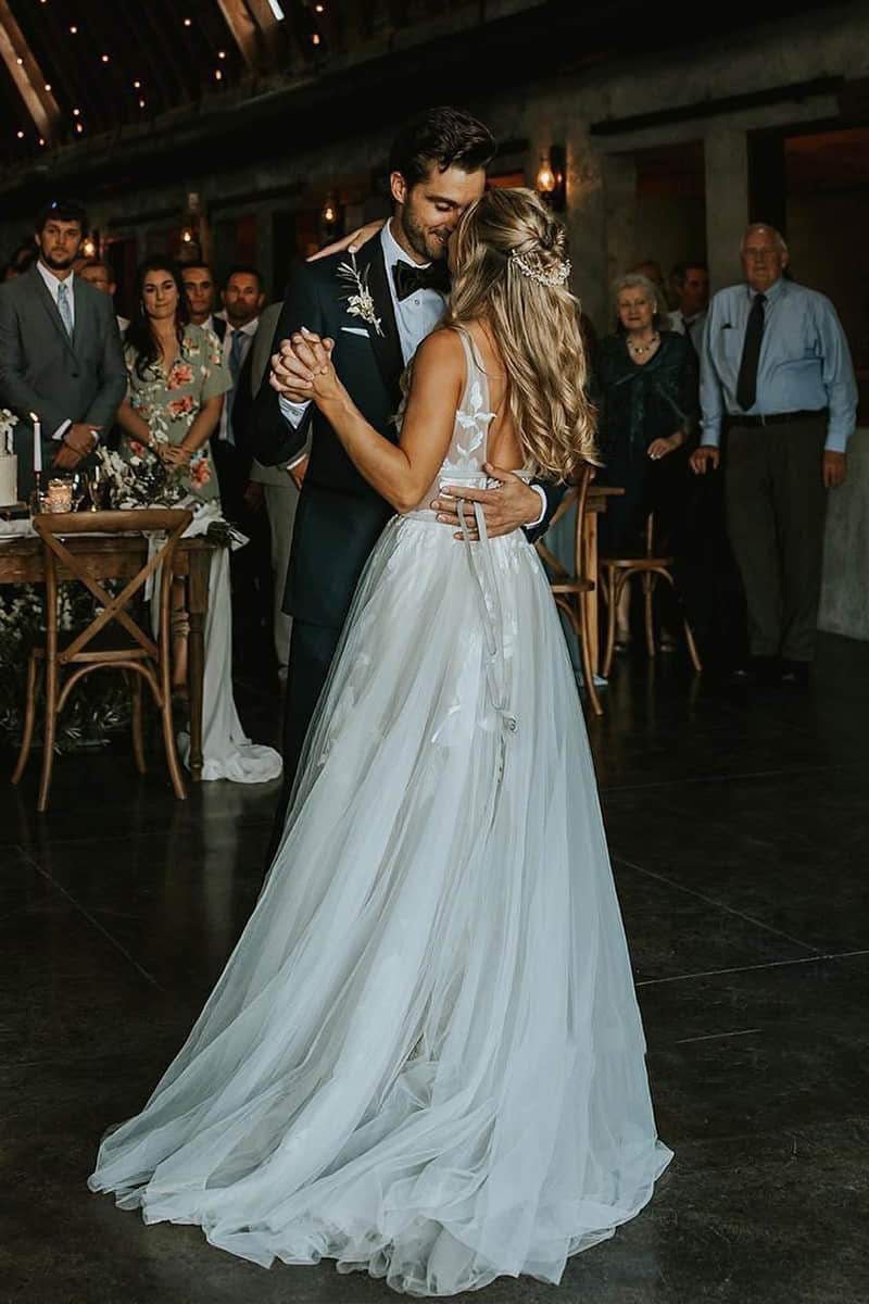 Marvelous V-neck A-Line Wedding Dress Tulle Appliques Rustic Wedding Dress