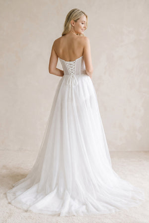 Romantic A-Line Sweetheart Tulle Beach Wedding Dresses with Slit