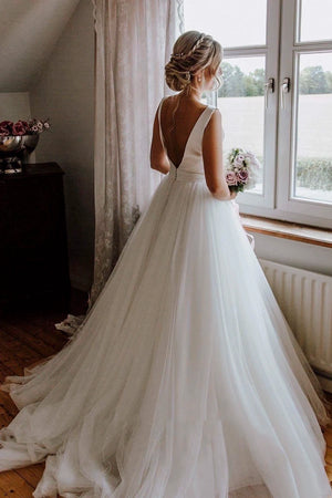 Sleeveless Deep V-back Ethereal Ballgown With Bow And Tulle Wedding Dress