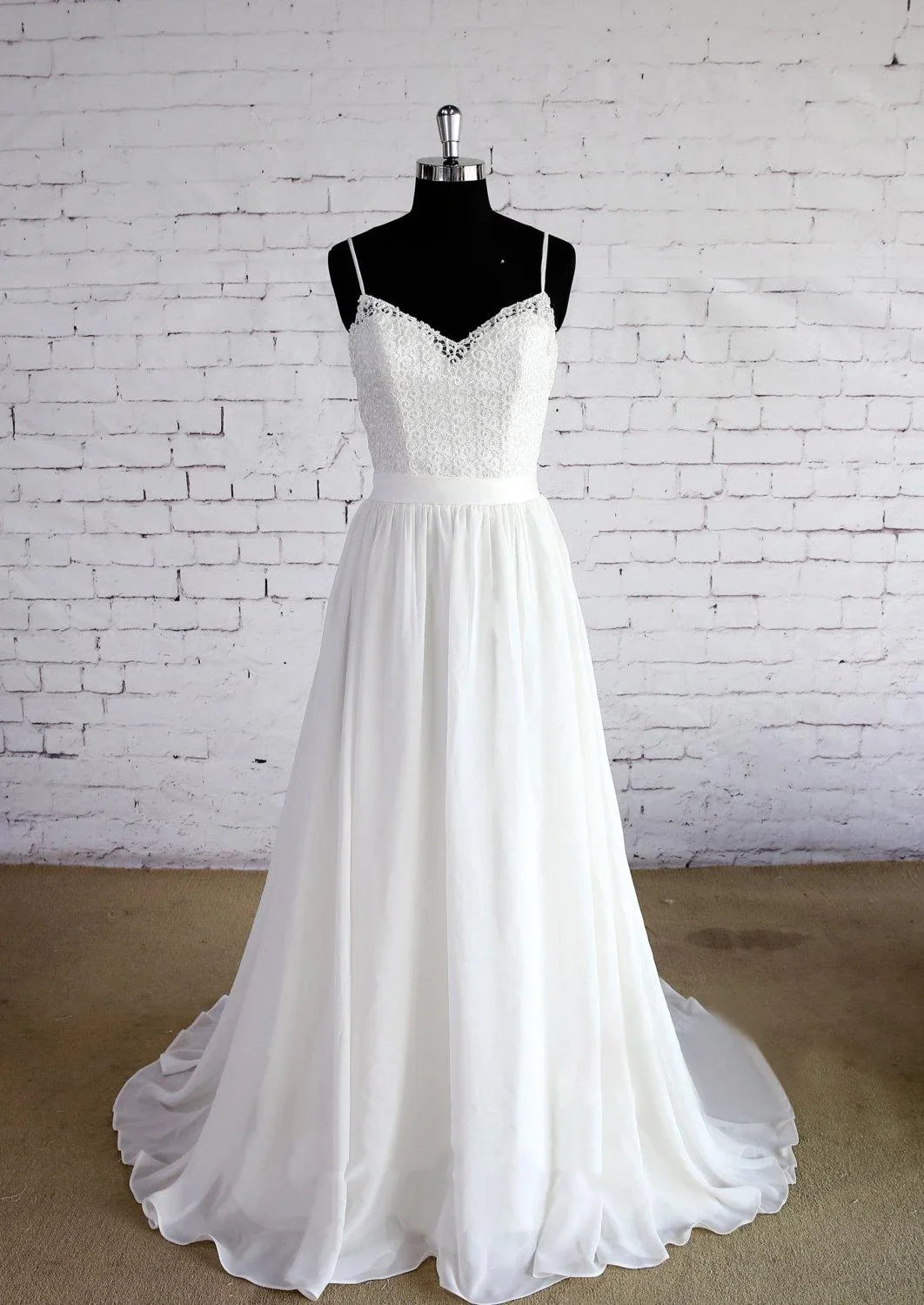 Spaghetti Strap A-Line Chiffon Sleeveless Zipper Backless Wedding Dress with Lace