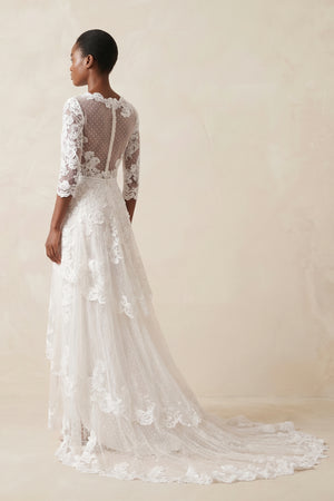 Tulle A-Line Lace Appliques 3/4-Sleeve V-Neck Romantic Bridal Wedding Gowns